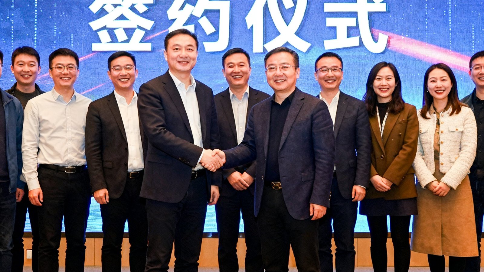 成都签约仪式现场，公海贵宾会代表与影院方代表握手合影，背景LED屏幕显示'西南区战略合作签约仪式'字样，双方团队面带笑容